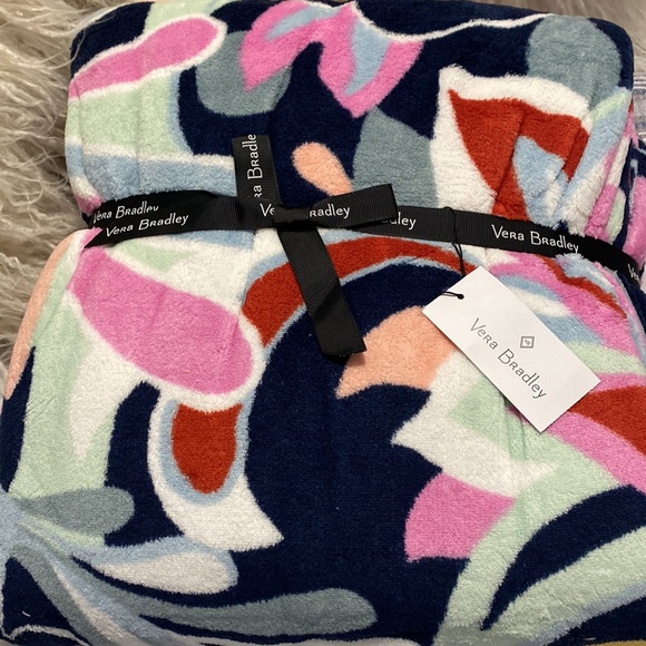NWT! Vera Bradley throw blanket - Picture 2 of 9